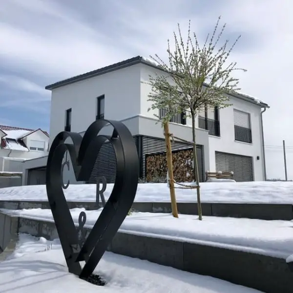 Bauhaus Winter Wonderland: Minimalist Design Meets Snowy Surroundings bauhaus modern home