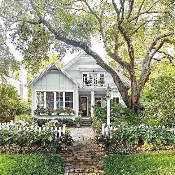 Serenely Charming Coastal Cottage-Style Home With Fresh Spring Accents coastal modern home