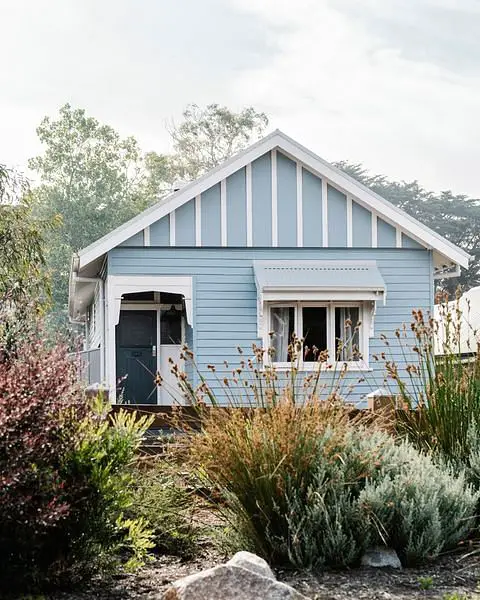 Charming Coastal Cottage: A Perfect Blend Of Modernity And Vintage Comfort coastal modern home