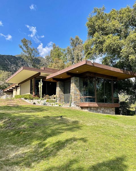 Glassy Mid-century Modern Mountain Lodge In Sierra Madre mid-century modern home