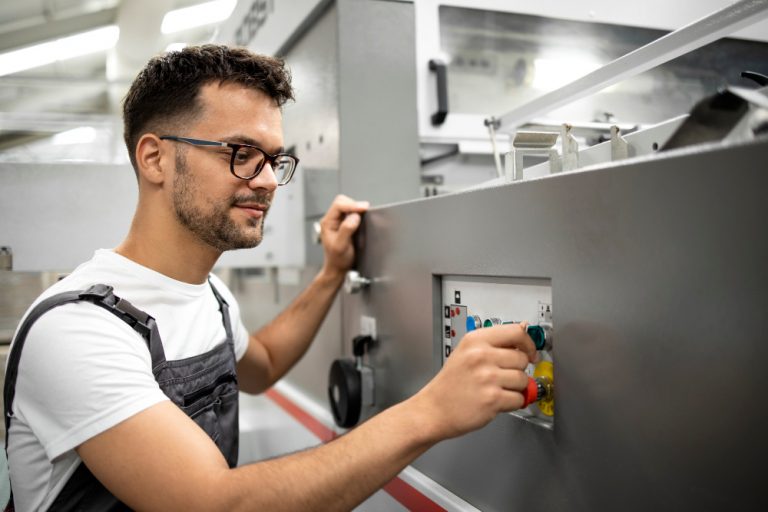 How to Be a Plastic Extrusion Operator Essential Skills and Training Guide